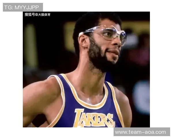 贾巴尔盛赞莱利为历史伟大教练之一认为其应获雕像以表彰五冠成就